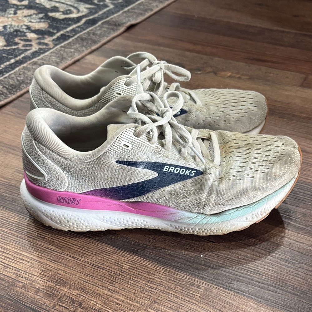 Women's brooks ghost 16 size 8 wide.